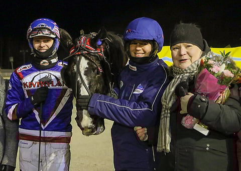 Olli Koivunen ajaa, Elli Haulivuori hoitaa ja kasvattaja Eija Tuominen omistaa Selene Lunen.