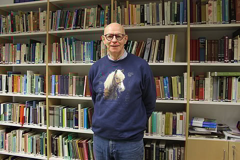 Emeritusprofessori Asko Mäki-Tanila opiskeli kasvitieteitä, mutta teki urasa kotieläinjalostuksen parissa. Kuva: Johanna Heinonen.