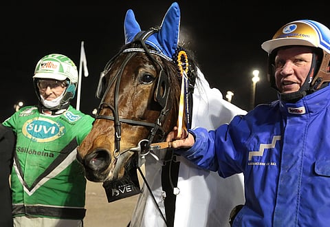 Ari Moilasella ja Leo Mönttisella kelpasi poseerata Ice Winen vierellä.