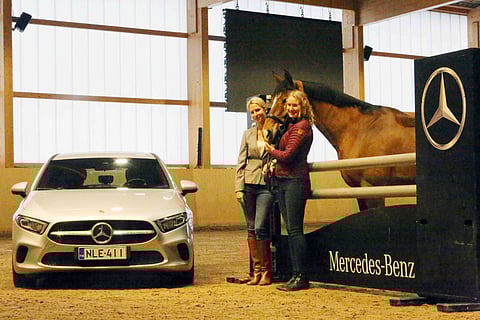 Ainon Hanna Nyholm ja Katri Siltala ja A-sarjan mersu. Auto on Katri Siltalan, ja kuvassa vain mallina. Syyskuun finaalivoittaja ajaa kotiin tuliterällä autolla.