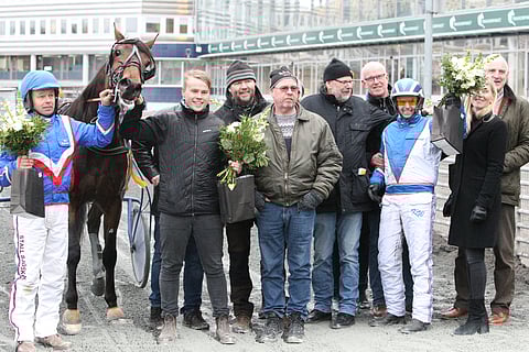 Jeppas Unplugged voitti helmikuussa 300 000 kruunun ikäluokkalähdön Kaj Widellin ajamana. Jan Söderströmin lisäksi mukana muuta omistajaporukkaa sekä kasvattajat Pia ja Robert Ekström.