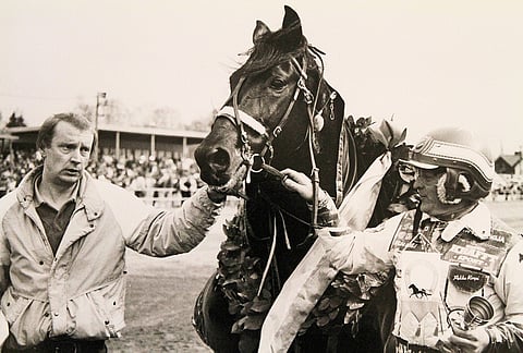 Newstime Starin hoitaja Juha Hänninen oli mukana suojattinsa seremonioissa. Pokaalia pitelevän Heikki Korven ajopuvun rintamus hämää, sillä siinä lukee isoveljen nimi.