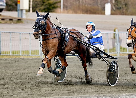 Esa Holopainen kannusti Minskauksen ohi suosikki Nuga Rolsin Joensuussa 18.5.2020.