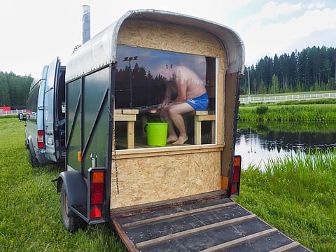 Timo Jakola testasi tuoreen hankintansa, hevoskoppisaunan, Jokimaan raviradan sisäkentällä. Kuvat: Stiina Ikonen