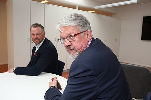 Suomen Hippoksen puheenjohtaja Juha Rehula (edessä) ja toimitusjohtaja Sami Kauhanen saivat lukea budjettiriihestä huojentavia uutisia.