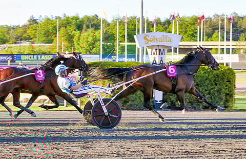 Propulsion voitti Elitloppetin vuonna 2020. Vain kaksi päivää myöhemmin norjalainen Truls G Pedersen paljasti Trav og Galopp Nytt -sivustolla, että amerikkalaisen rekisteritiedoston mukaan ori on hermoleikattu molemmista etujaloista.