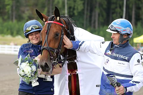 Hoitaja Hanna Rakkolainen ja ohjastuksestakin huolehtinut valmentaja Pekka Korpi voittajakuvassa Mascate Matchin kanssa.
