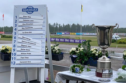 Jokimaalla satoi niin kovasti, etteivät hevosten nimitaulut meinanneet pysyä paikoillaan.