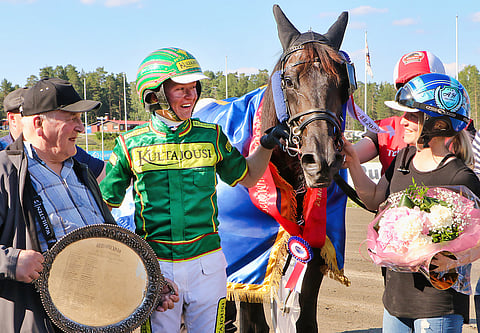 Reino Palomäki pitelee voittopalkintoa ja Jukka Torvinen sekä hoitaja Anna Hiltunen An-Dorraa.