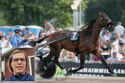Alhaalla vasemmalla Inspiration Riden hoitaja Henriikka Kokko vuonna 2020, taustalla Tuomas Korvenoja valmennettavansa ohjaksissa syksyllä 2005.