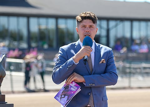 Lauri Hyvönen toimii huutokaupassa meklarina.