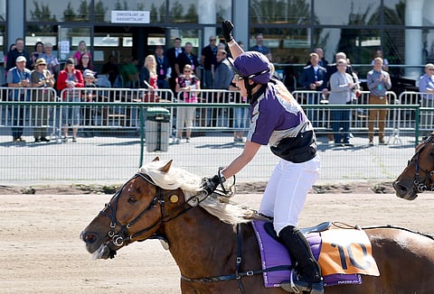Noora Hirvimäki tuuletti Niemen Eemilin selässä montén Suomen mestaruutta vuonna 2020.