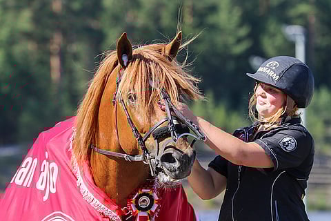 Vixelin kauden päätähtäimenä on luonnollisesti kuninkuusravit. Vierellä hoitaja Noora Lahti.