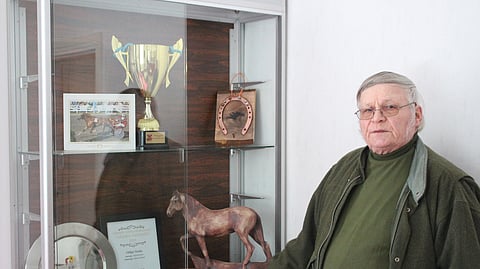 Yrjö Kettusen palkintokaappia on täyttänyt vuosien varrella moni hevonen.