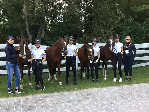 Ponimaajoukkue Budapestissa. Vasemmalta maajoukkuevalmentaja Kikko Kalliokoski, Ruut Mantela, Pinja Pohjosmäki, Roosa Salo, Maatilda Piispa ja joukkueejohtaja Tanja Takkula.
