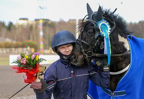 Väinö-Kalle Korhonen on saavuttanut tällä kaudella 14 totosijaa. Kuvassa Korhonen on Karin kannu kundeille -finaalin voittajaseremonioissa yhdessä Jokimäen Popon kanssa. Kuva: Anu Leppänen