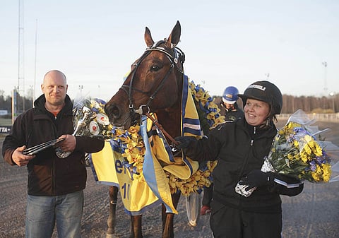 Derbyn pettymyksen jälkeen kasvattaja Lasse Kotiranta ja Sanna Utala pääsivät juhlimaan Piece By Piecen Tammaderbyn voittoa. Kuva: Pekka Salonen