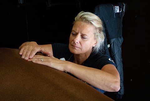 Sanna Ihasalo tuntee sormissaan, jos SI-nivelen alueella on lihasjännitystä. Kuva: Anu Leppänen