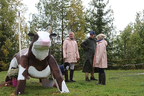 Sanna Siltakorpi ja Elmo Jankari sekä valmennettava Ann-Niina Kiviniitty-Ranta-aho tutustuivat viime kesänä SM-rataan Tervossa ja starttasivat luokissa itsekin. Nyt heitä ei vähään aikaa Suomen kisoissa nähtäne.