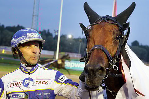 Esa Holopainen oli huuli pyöreänä True Devotionin yllätysykkösen jälkeen.