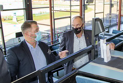 Hannu Nivola (oik.) ja Hippoksen toimitusjohtaja Sami Kauhanen kuvattuna tänään Hippoksen varsinaisessa kokouksessa.