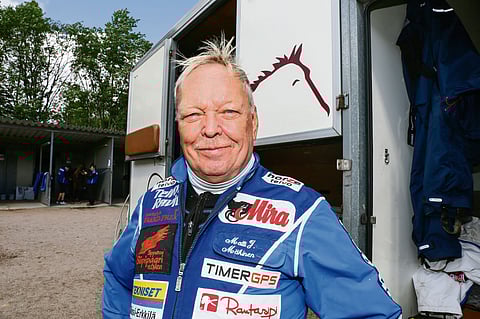 Matti Mäkisellä riittää taas aihetta hymyyn. Talliin on tullut mielenkiintoisia hevosia, joita tulee kohta starttiinkin