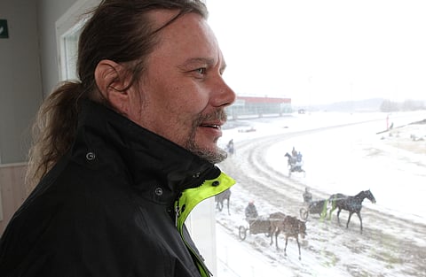 Mika Ahtiainen tykkää lomallakin työskennellä radanhoidon parissa. Kuva: Totofoto