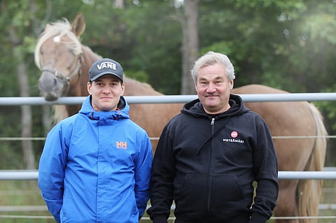 Patri ja Jyrki Filatoff treenaavat hevosiaan Metsämäen maastoissa. Taustalla murskavoitolla uransa aloittanut omakasvatti Vieskoff eli Vesku. "Jalostus on vienyt suomenhevosia eteenpäin, niistä on tullut enempi juoksijoita", Jyrki kehuu. Kuva: Emilia Lehtonen