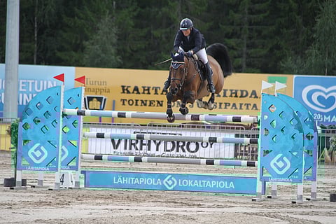 Sanna Backlund ja Elano tuntevat toisensa jo hyvin. Kuva viime kesältä Härmästä.