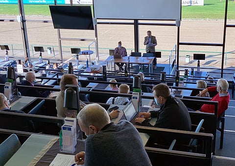 Suomen Hippoksen varsinaisessa kokouksessa Seinäjoella kaikilla osallistujilla oli maskit. Nyt maskipakko tulee myös ravien sisätiloihin.