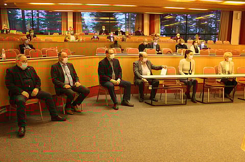 Hippoksen hallitusehdokkaat Mattti Rajaharju, Hannu Nivola, Juha Lyyski, Heikki Kosonen, Mervi Roiha-Härkönen ja Helena Halinen ennen esittäytymistään valtuuskunnalle. . Kuva: Johanna Heinonen