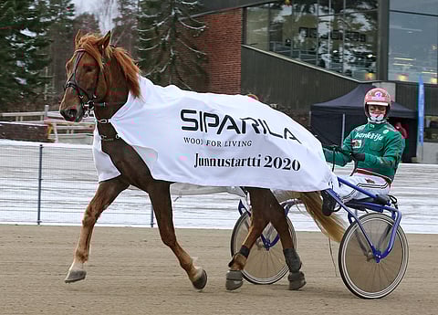 Siirin Valtsu aloitti hallitulla esityksellä Killerin ravit. Kuva: Anu Leppänen.