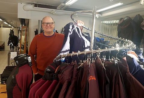 Petri Katajamäki kertoo perinteikkään valjasyrityksen satsanneen muun muassa uuteen vaatemallistoon. Kuva: SI