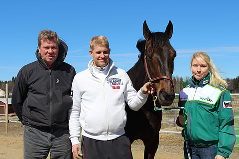 Vesa Kanerva, Tapio Mäki-Tulokas, Global Venturea jo suomalaisille tutumpi menestyshevonen T.Rex ja hoitaja Annika Aalto. Kuva: Hanna Viskari.