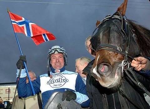 Tom Horpestad ohjastaa Even Elvenesin ideahevosta Bianca Sisaa Bjerkessä.