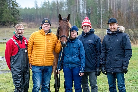 Jari Kinnunen, Sami Tomperi, Terhi Heiko, Vesa Linna ja Matti Tomperi muodostavat Pascha Tillyn taustajoukot. Artikkelin kuvat Anu leppänen.