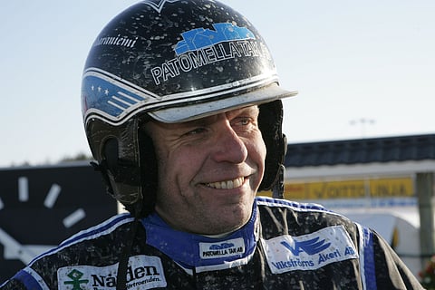 Kari Vaaraniemi keskittyy kesäisin kalastukseen, mutta ehtii talvisaikaan treenailla hevosiakin.