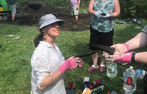 Karin Hemmann tutkijakollegoineen on innoissaan hevoskalmiston löydöistä. Bioaineistoihin pyydetään nyt ennen 50-lukua eläneiden suomenhevosten korvia. Kuvassa tutkijoilla on käsissään pitkät hevosenkorvat, vaikka alkujaan tutkijat luulivat niitä joksikin muuksi. Kuva: Leena Alerini ja Petri Jokela.