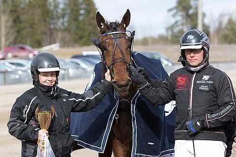 Milla ja Mikael Pitkänen arkistokuvassa 76-voittaja Piquant Striden kanssa.
