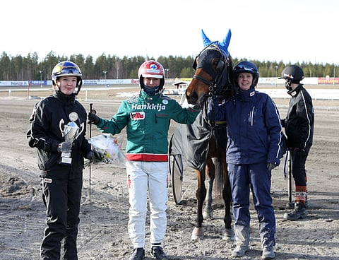 Aleksandra Rantala, Hannu Torvinen, Just A Flirt ja valmentaja Jasmiina Aho. "Aleksandra ja hänen kaverinsa ovat käyneet näitä hevosia yhdessä hangessa treenaamassa", Aho kertoi. Kuva: Kristiina Lapinkorpi.