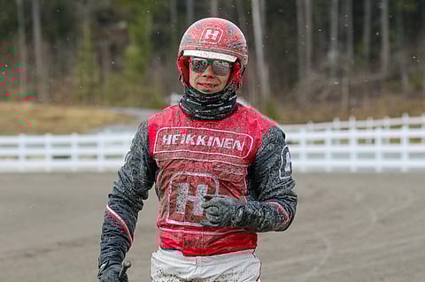 Sattu Raitala ohjastaa viidennen kohteen varmistusta, Listas Minttua.