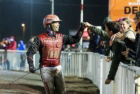 Santtu Raitalalla riitti Zarenne Fasin viime syksyn Finlandia-voiton jälkeen Vermossa onnittelijoita.