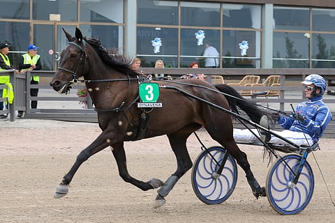 Anni Sue ja ohjastaja Juha Länsimäki pitivät tempoa yllä voittoisassa viime startissa. Kuva: Anu Leppänen