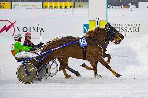 Volsuma (16) teki Kuopiossa Ville Pohjola kärryillään väkivahvan esityksen ja kurotti ohi Wantterasta vajaan kierroksen mittaisen kolmosradan kirin päätteeksi. Kuva: Juhani Hynynen