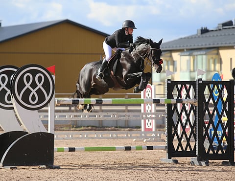 Petra Heikkinen ja Hurby kesällä Ainossa,