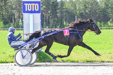 Tuomo Määttänen ohjasti viime kaudella molemmat Jasmine Zonin ykkössijat. Vieremällä rattailla nautiskeli Jani Ruotsalainen.