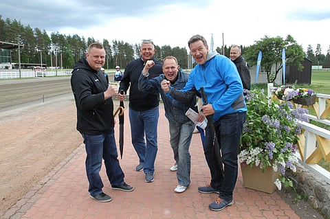 Talli Ihan Lätkässä pääsi juhlimaan Turbo-Jytkyn voittoa 8 kertaa. KImpanvetäjä Jami Kauppi kuvassa toinen oikealta.