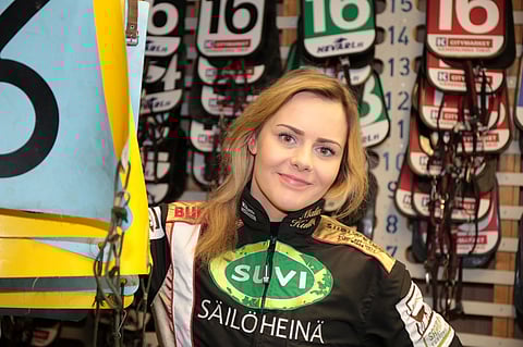 Malin Kullberg on Vermossa tuttu näky ajopuvussa, mutta sunnuntaina ajokassi saa jäädä kotiin.