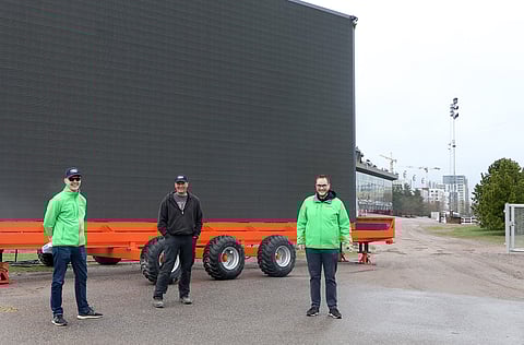 Vermon tallialueelle saapunutta jättiscreeniä arvioimassa vermolaiset Jarkko Korhonen, Juha Keskimaunu ja Miika Lähdeniemi. Kuva: Anu Leppänen.