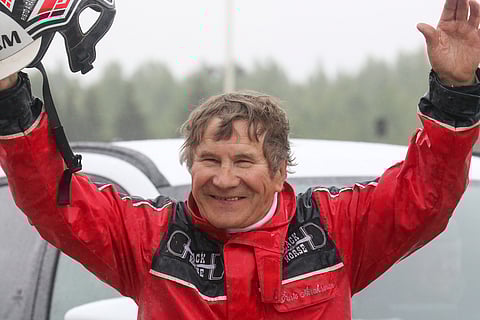 Raviurheilulegenda Risto Airaksinen on päässyt tuulettamaan pitkän uransa aikana valmentajan roolissa satoja kertoja. Anything For You juoksee Vermossa sunnuntaina paikasta Solvallan 75-finaaliin. Kuva: Anu Leppänen